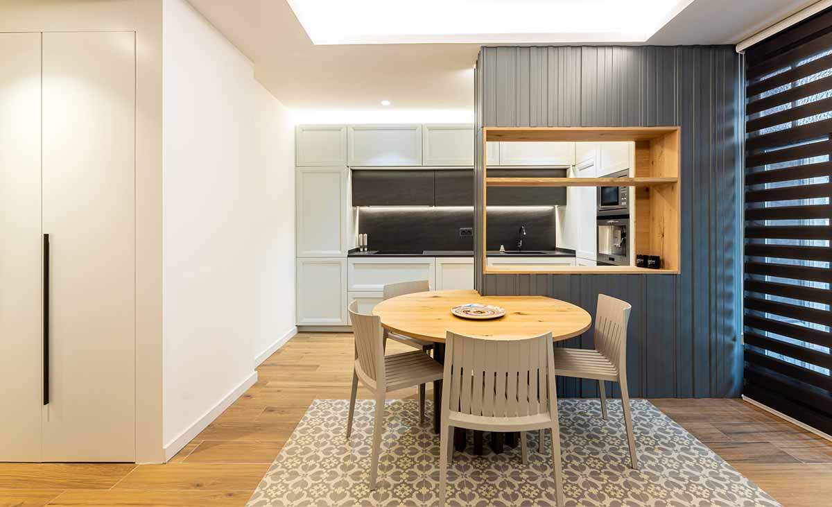 cocinas-de-madera-modernas-con-mesa-redonda-comedor-gelse